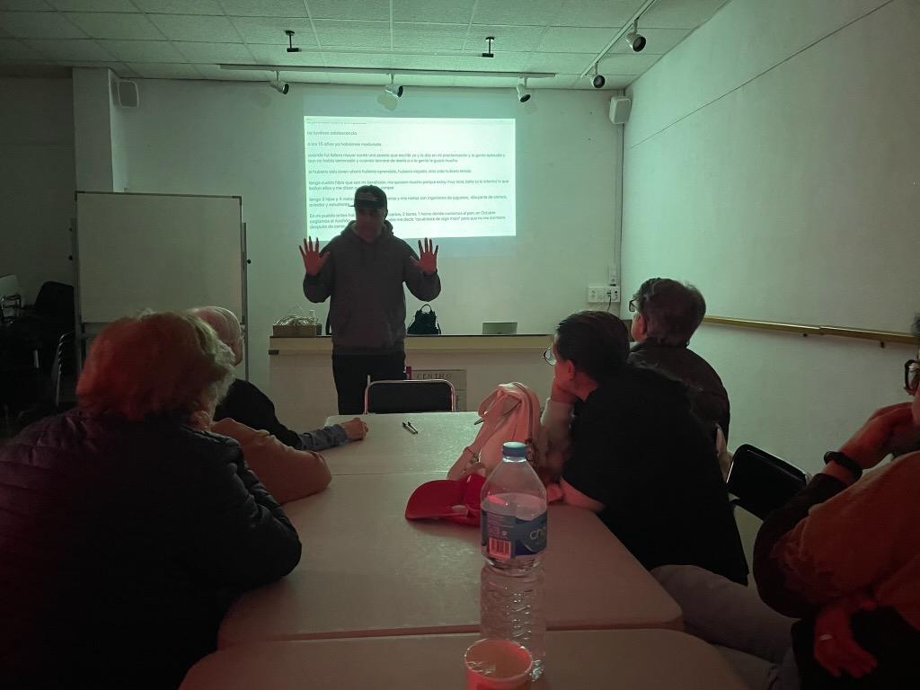 Participantes del taller escuchando la charla sobre creatividad y rap.