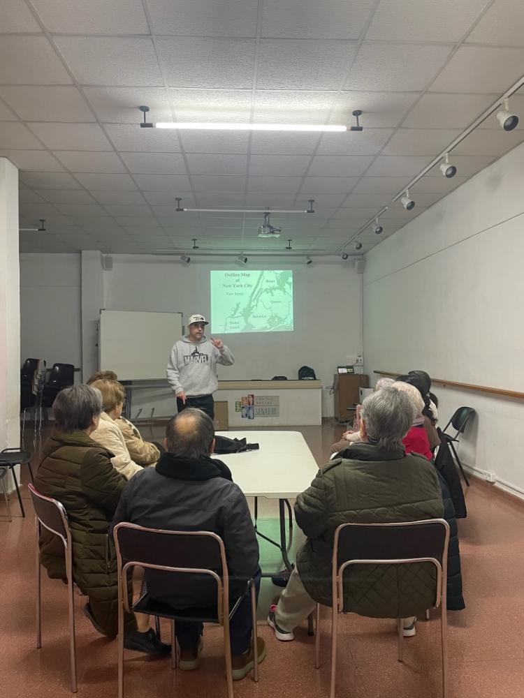 Meser de Nacidos de la Tierra impartiendo el taller de escritura creativa para personas mayores.