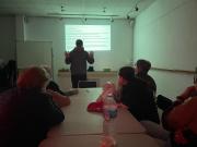 Participantes del taller escuchando la charla sobre creatividad y rap.