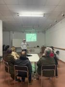 Meser de Nacidos de la Tierra impartiendo el taller de escritura creativa para personas mayores.